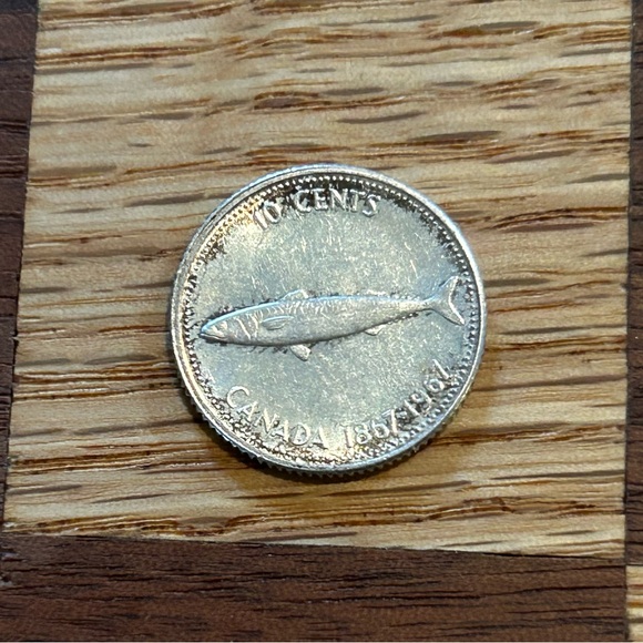 Canadian Centennial 10 Piece Coin featuring Queen Elizabeth & a mackerel fish - Picture 3 of 5